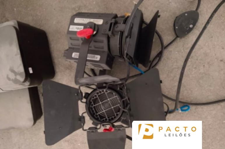 LUMINÁRIAS DIVERSAS - 06 UNIDADES 